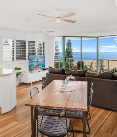 Invite everyone Round dining